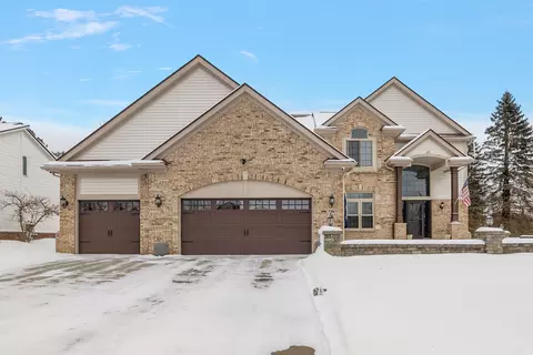 736 Pheasant Run West Dr, Wixom, MI 48393