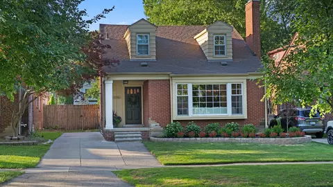 10080 Hart Ave, Huntington Woods, MI 48070