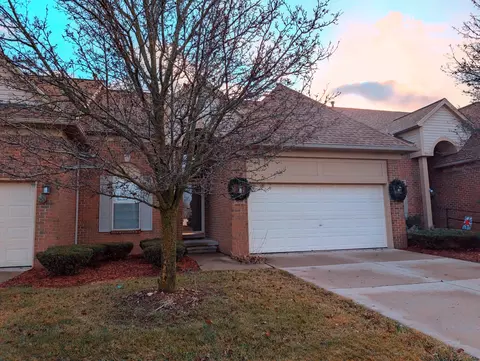 4539 Cresent Dr #52, Trenton, MI 48183