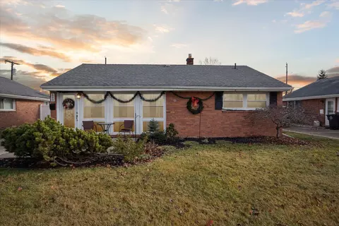 18085 Hinton St, Riverview, MI 48193