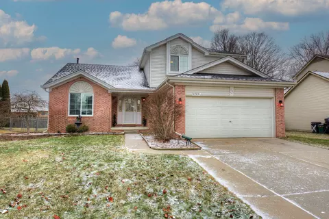 27851 Western Golf Dr, Livonia, MI 48154