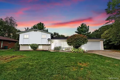 39443 N Blom Dr, Harrison, MI 48045