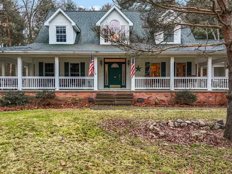 9939 Davisburg Rd, Springfield, MI 48350