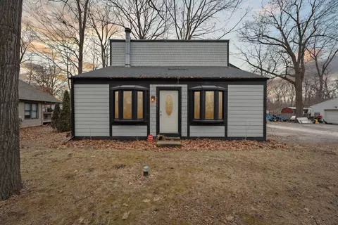 6491 Woodland Rd, Whitmore Lake, MI 48189