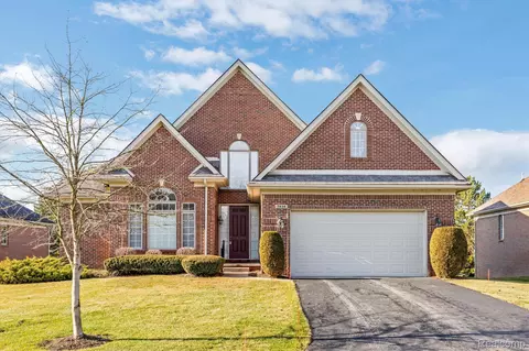 7434 Pine Vista Dr, Genoa, MI 48116