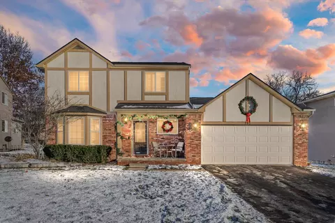 192 Eagle Crest Dr, South Lyon, MI 48178