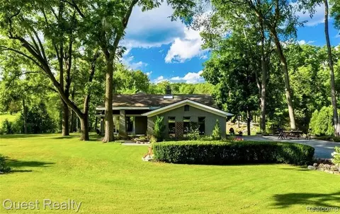 222 W Greenshield Rd, Orion, MI 48360