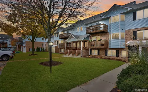 322 Pinewood Dr #34, Plymouth, MI 48170