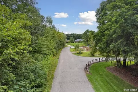 225 Great Pines Dr, Oxford, MI 48371