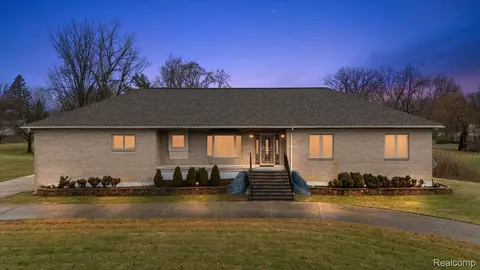 28072 W Greenmeadow Cir, Farmington Hills, MI 48334