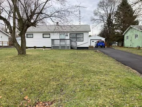 2101 Sandalwood Dr, Burton, MI 48519