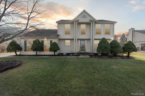 2417 Huntington Dr, Orion, MI 48360