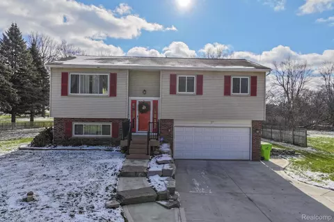4130 Seymour Lake Rd, Brandon, MI 48371