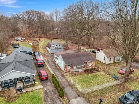 35431 Vinewood St, Romulus, MI 48174