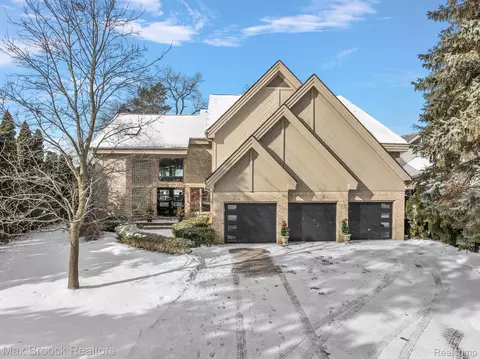 3540 Erie Dr, Orchard Lake Village, MI 48324