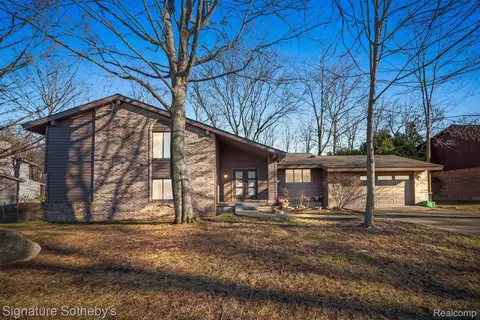 28750 Creek Bend Dr, Farmington Hills, MI 48331