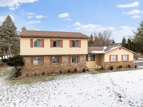 10381 Winsted Ln, Brighton, MI 48114