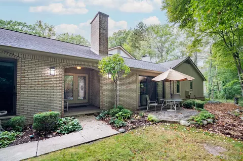 1261 Woodcrest Cir, Bloomfield Hills, MI 48304