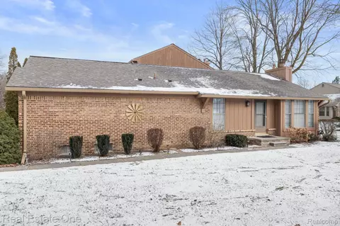 1860 Christy Crt Ct, Rochester Hills, MI 48309