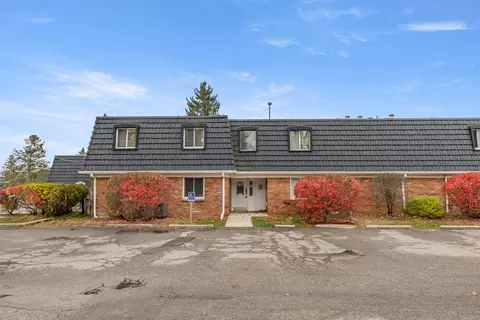 852 Colonial Village Way #1, Waterford, MI 48328