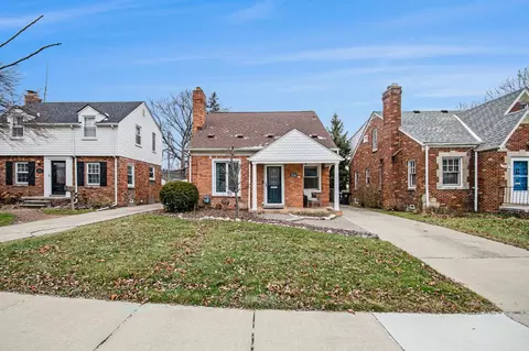 1536 Roslyn Rd, Grosse Pointe Woods, MI 48236