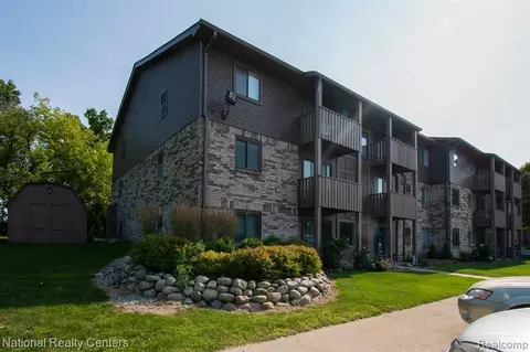 8723 Meadowbrook Dr #9, Brighton, MI 48116