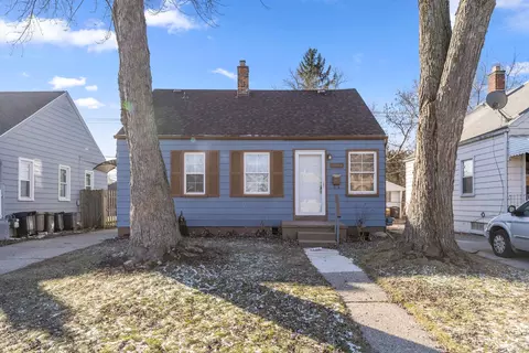 19468 Woodside St, Harper Woods, MI 48225