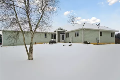 6213 Bergin Rd, Oceola, MI 48843