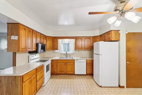 2055 Syracuse Crt Ct, Dearborn, MI 48124