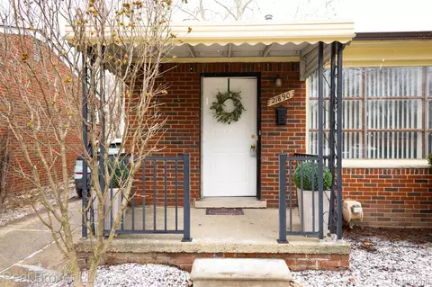 21890 Whitmore St, Oak Park, MI 48237