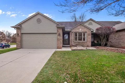 4444 Wisteria Crt Ct, Warren, MI 48092