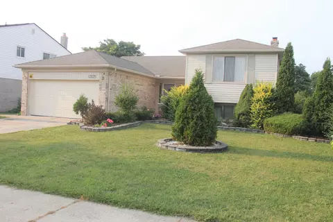 13525 Canterbury Dr, Sterling Heights, MI 48312