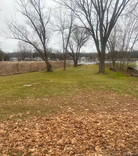 1337 Park Dr, White Lake, MI 48386