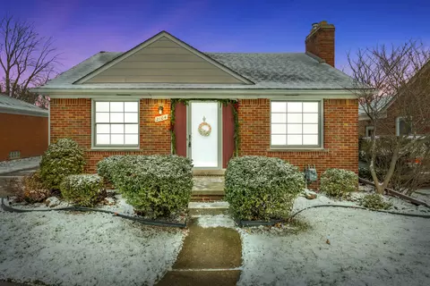 2104 Stanhope St, Grosse Pointe Woods, MI 48236