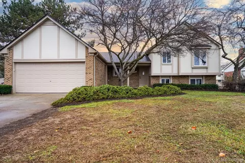 3721 Hamlet Dr, Sterling Heights, MI 48310