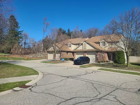 7240 Lavender Ln #45, Waterford, MI 48327
