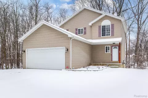567 Crescent Lake Rd, Waterford, MI 48327