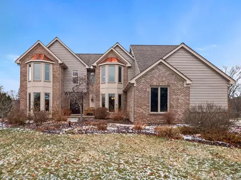22145 Daleview Dr, Novi, MI 48374