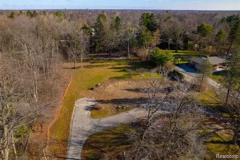 7333 Bingham Rd, Bloomfield, MI 48301