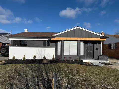 21607 Tanglewood St, Saint Clair Shores, MI 48082