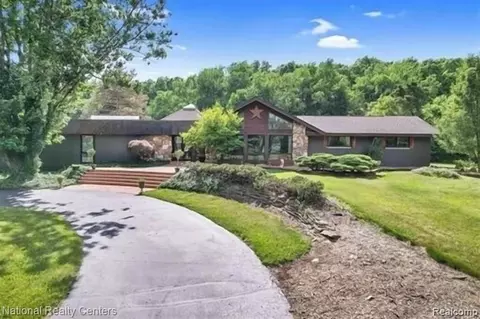 400 Trotter Trl, Milford, MI 48380