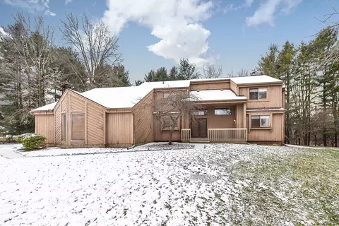 4887 Starak Ln, Ann Arbor, MI 48105
