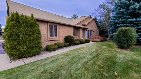 2201 London Bridge Dr, Rochester Hills, MI 48307