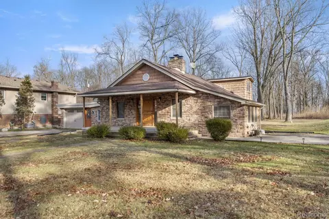 21059 Parke Ln, Grosse Ile, MI 48138