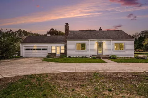 3701 Clintonville Rd, Waterford, MI 48329