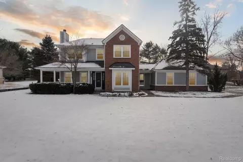 2086 Cumberland Dr, Brighton, MI 48114