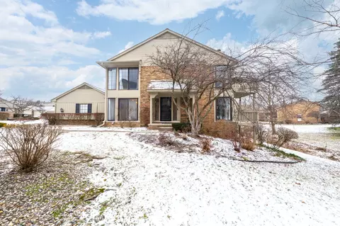 7237 Creeks Bend Dr, West Bloomfield, MI 48322