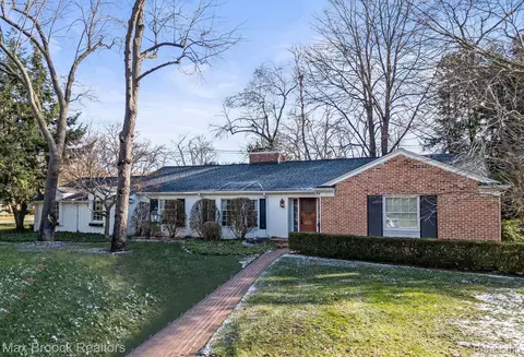 6015 E Surrey Rd, Bloomfield Hills, MI 48301