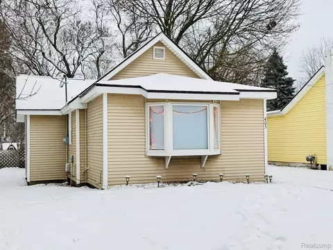 403 Fenwick St, Holly, MI 48442