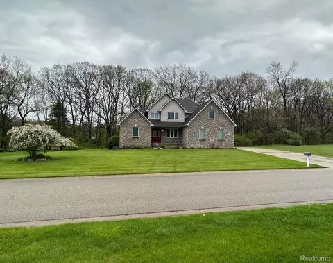 3700 Marie Meadows Dr, White Lake, MI 48383